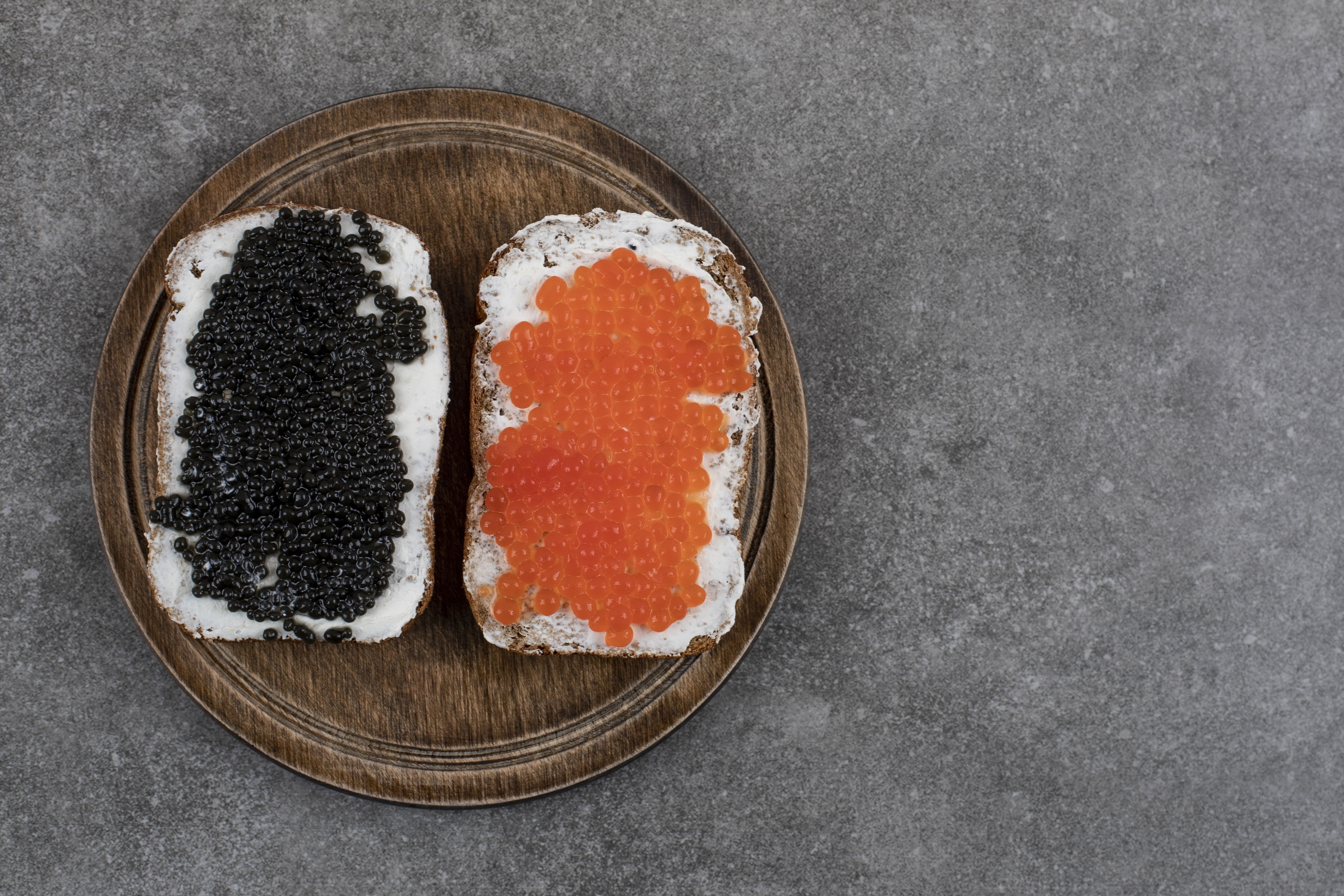 dva-lomtika-hleba-so-svezei-ikroi-vid-sverhu (1).jpg